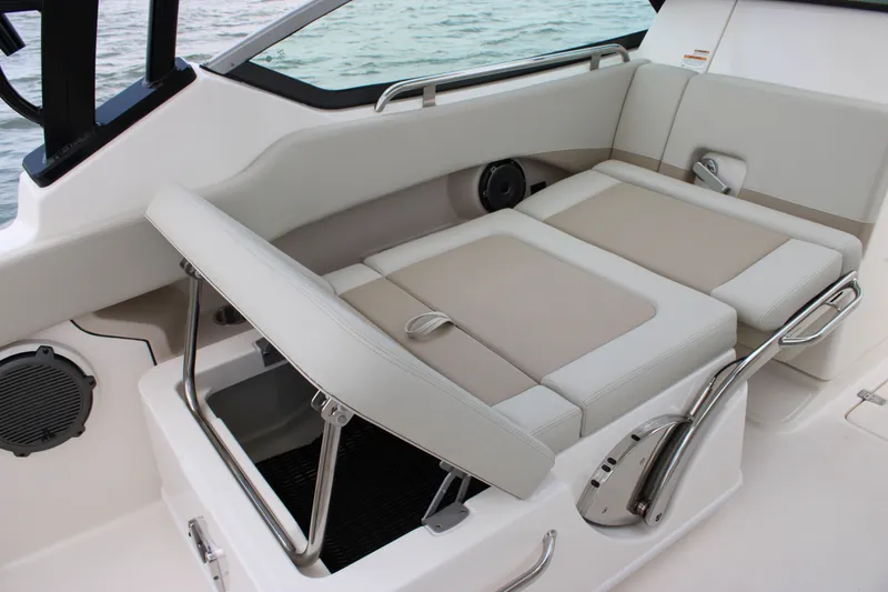 Slide: The Image of Boston Whaler 240 Vantage 2026 - 36