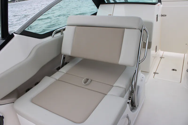 Slide: The Image of Boston Whaler 240 Vantage 2026 - 40