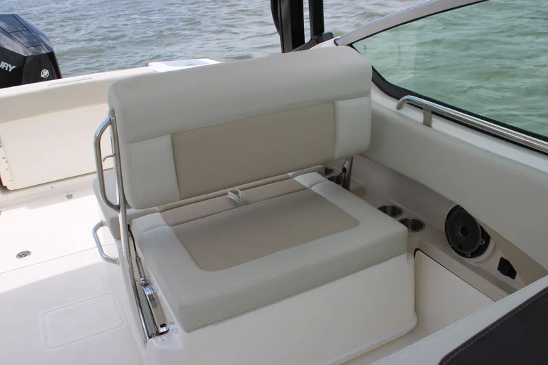Slide: The Image of Boston Whaler 240 Vantage 2026 - 18