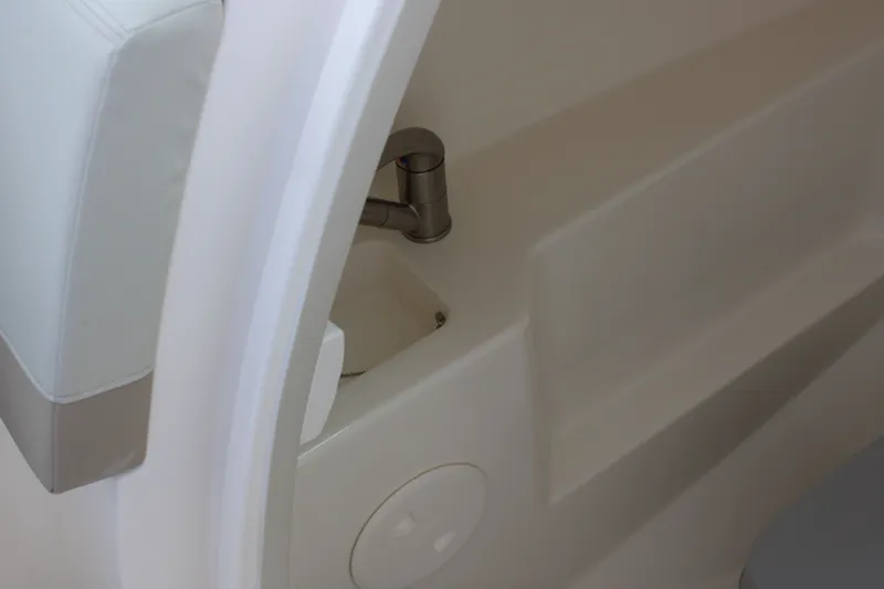 Slide: The Image of Boston Whaler 240 Vantage 2026 - 42