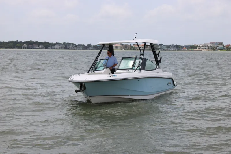Slide: The Image of Boston Whaler 240 Vantage 2026 - 14