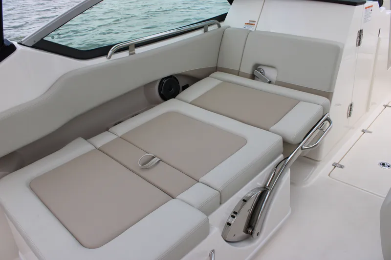 Slide: The Image of Boston Whaler 240 Vantage 2026 - 37