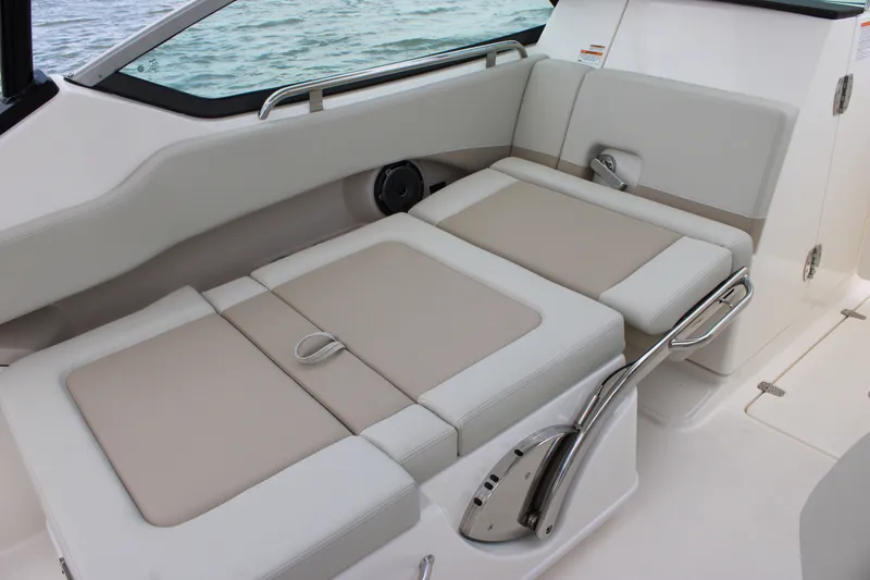 Slide: The Image of Boston Whaler 240 Vantage 2026 - 38