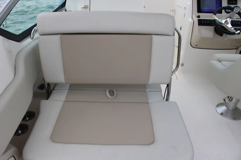 Slide: The Image of Boston Whaler 240 Vantage 2026 - 41