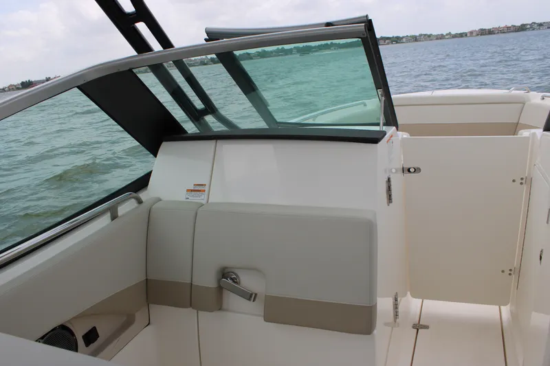 Slide: The Image of Boston Whaler 240 Vantage 2026 - 45
