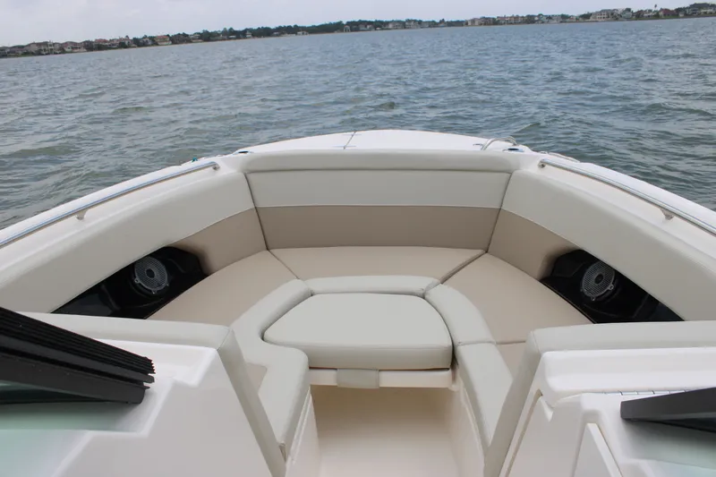 Slide: The Image of Boston Whaler 240 Vantage 2026 - 60