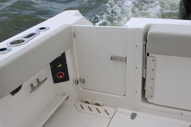 Slide: The Image of Boston Whaler 240 Vantage 2026 - 26