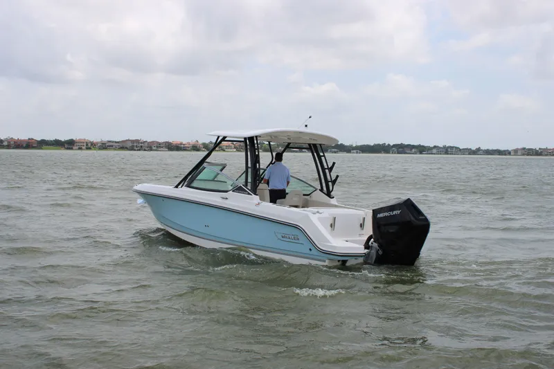 Slide: The Image of Boston Whaler 240 Vantage 2026 - 3