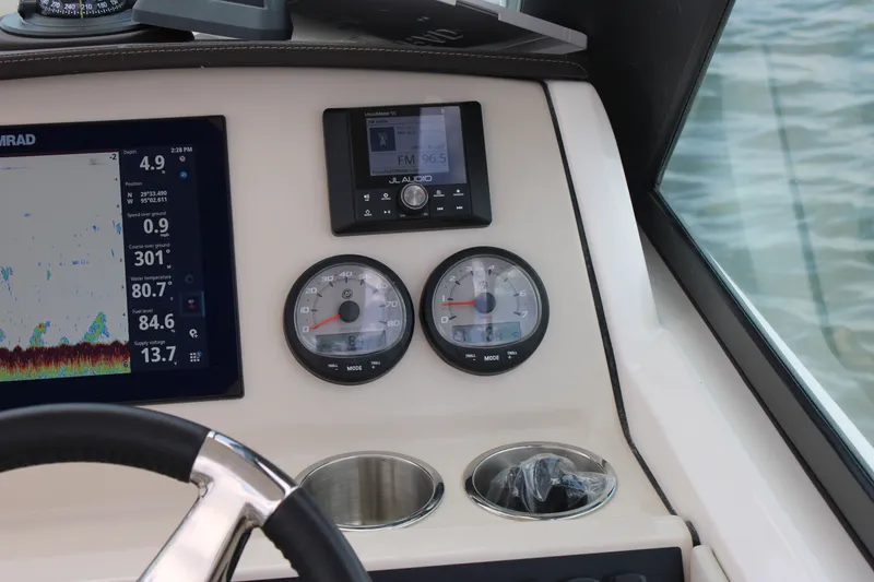Slide: The Image of Boston Whaler 240 Vantage 2026 - 48
