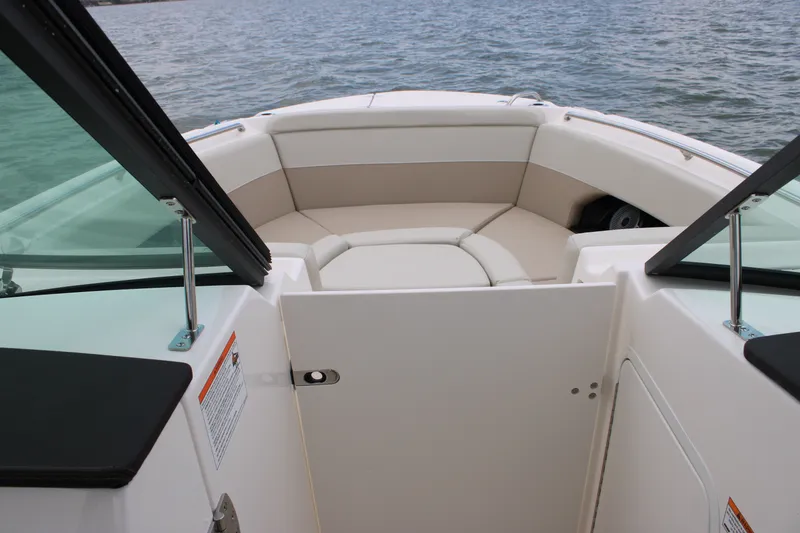 Slide: The Image of Boston Whaler 240 Vantage 2026 - 55