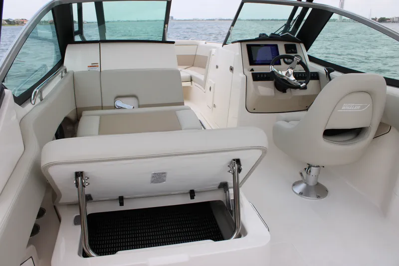 Slide: The Image of Boston Whaler 240 Vantage 2026 - 32