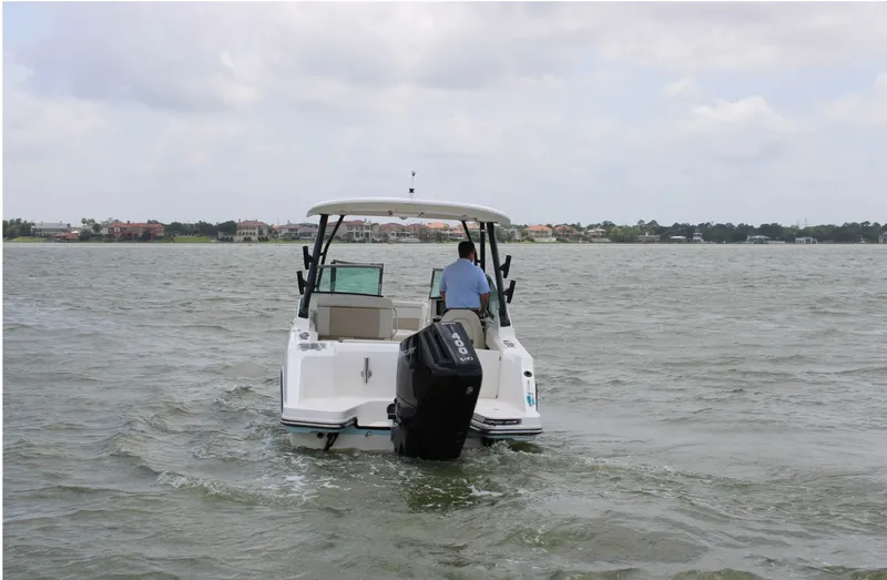 Slide: The Image of Boston Whaler 240 Vantage 2026 - 6