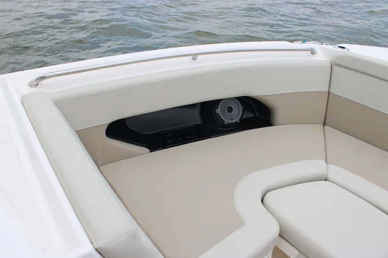Slide: The Image of Boston Whaler 240 Vantage 2026 - 59