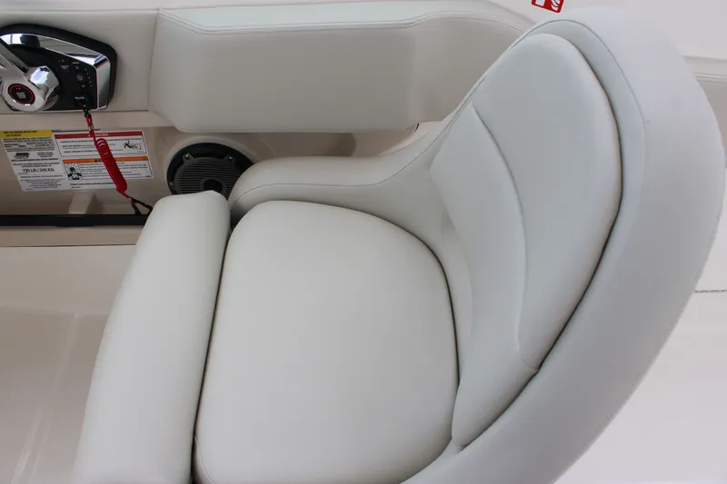 Slide: The Image of Boston Whaler 240 Vantage 2026 - 53
