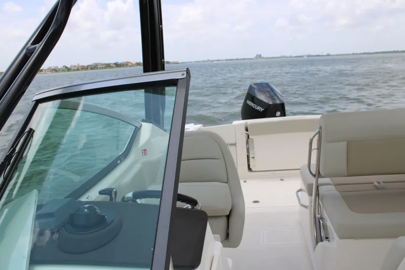 Slide: The Image of Boston Whaler 240 Vantage 2026 - 20