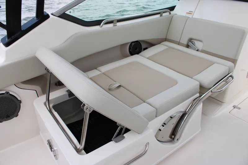 Slide: The Image of Boston Whaler 240 Vantage 2026 - 35