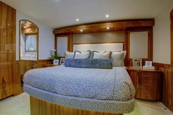 Slide: The Image of Hatteras Convertible 2016 - 10