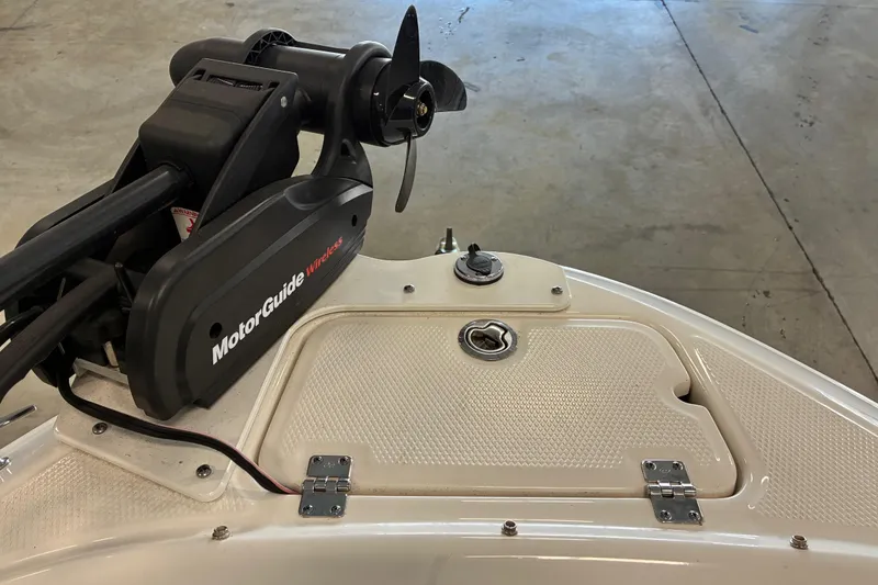 Slide: The Image of 2017 Chaparral 21 H2O Ski & Fish boat with MotorGuide wireless trolling motor. - 15