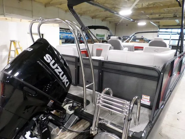 Slide: The Image of Apex 22RLS E-Class TRI 2025 - 10