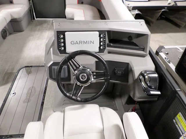 Slide: The Image of Apex 22RLS E-Class TRI 2025 - 4