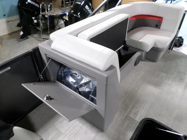 Slide: The Image of Apex 22RLS E-Class TRI 2025 - 8