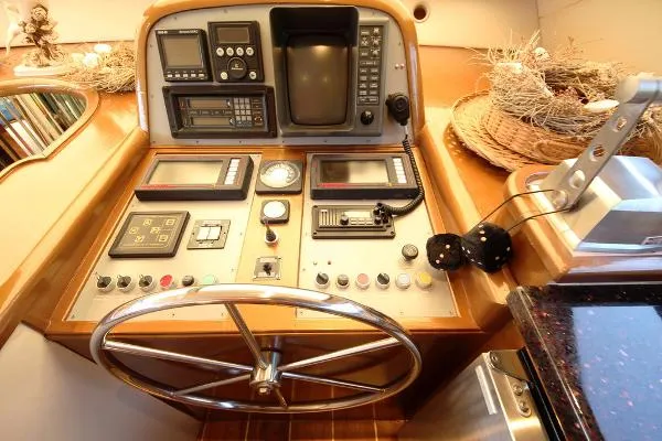 Slide: The Image of Neptunus Yachts Must Sell 1995 - 6