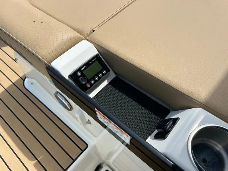Slide: The Image of Sea Ray SLX 260 Outboard 2026 - 15