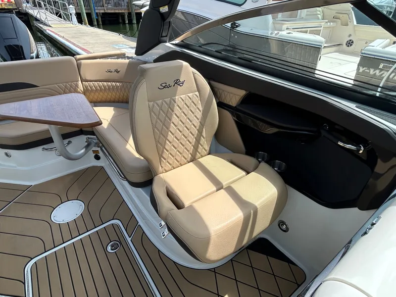 Slide: The Image of Sea Ray SLX 260 Outboard 2026 - 19