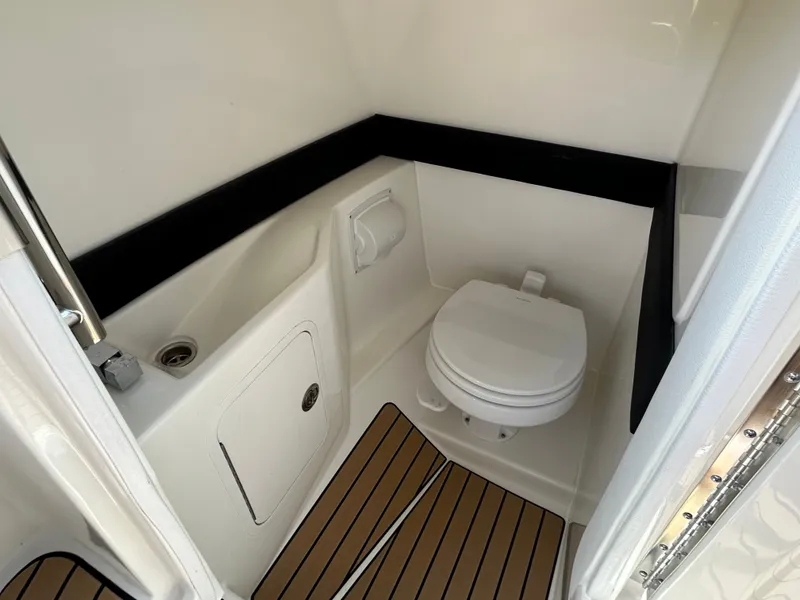 Slide: The Image of Sea Ray SLX 260 Outboard 2026 - 23