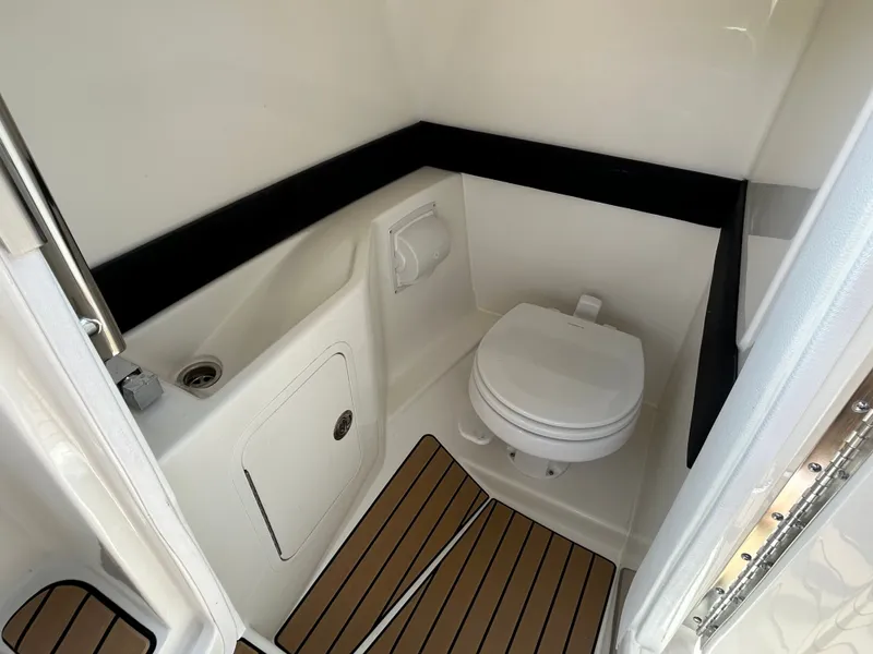 Slide: The Image of Sea Ray SLX 260 Outboard 2026 - 24