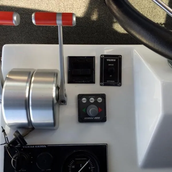Slide: The Image of Navigator 4800 Pilothouse 2004 - 5