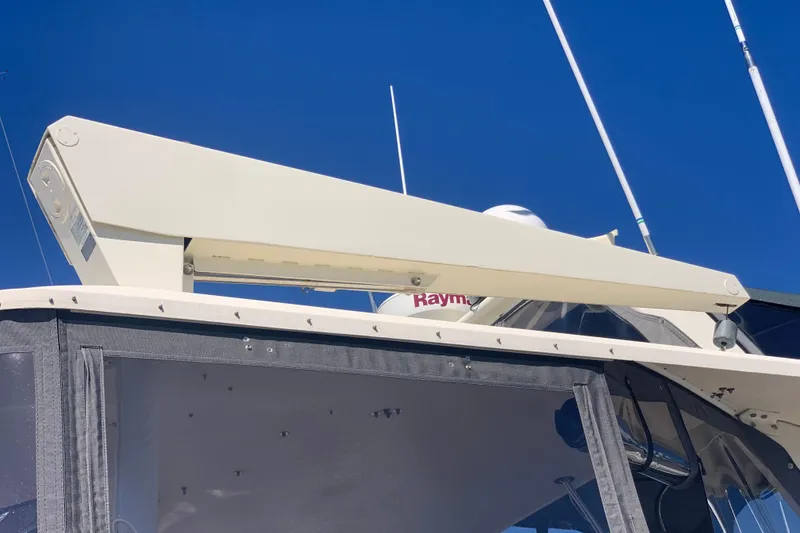 Slide: The Image of 1991 Hatteras 40 Motor Yacht radar system against clear blue sky. - 104
