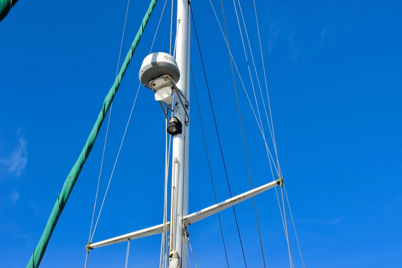 Slide: The Image of Mast of 1997 Valiant 39 sailboat against clear blue sky. - 5