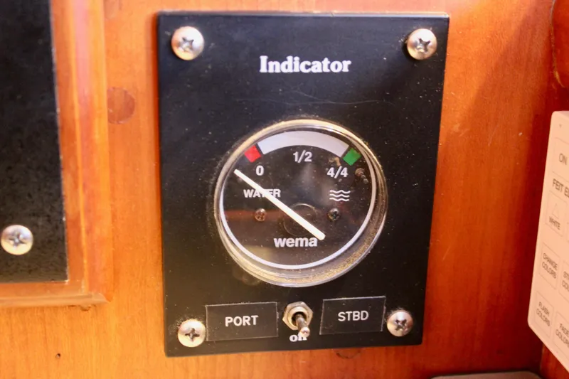 Slide: The Image of Water level indicator on a 1997 Valiant 39 boat dashboard. - 60
