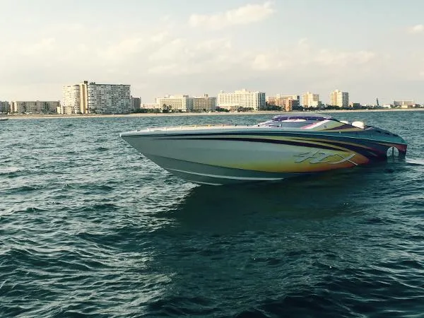 Slide: The Image of Cigarette Racing 42' X 2005 - 2