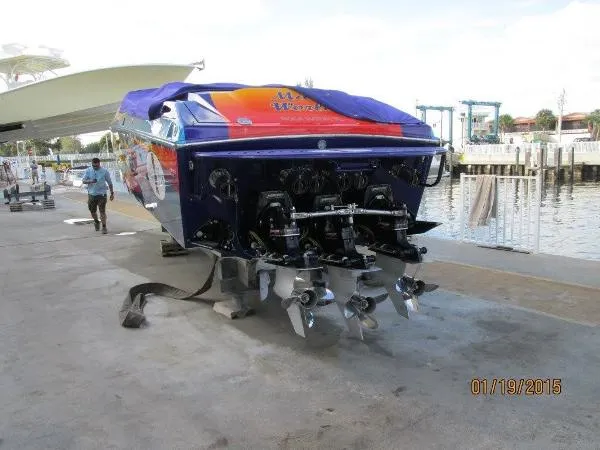 Slide: The Image of Cigarette Racing 42' X 2005 - 7