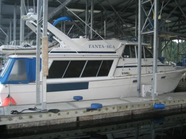 Slide: The Image of Bayliner 4588 Pilothouse Motoryacht 1988 - 2