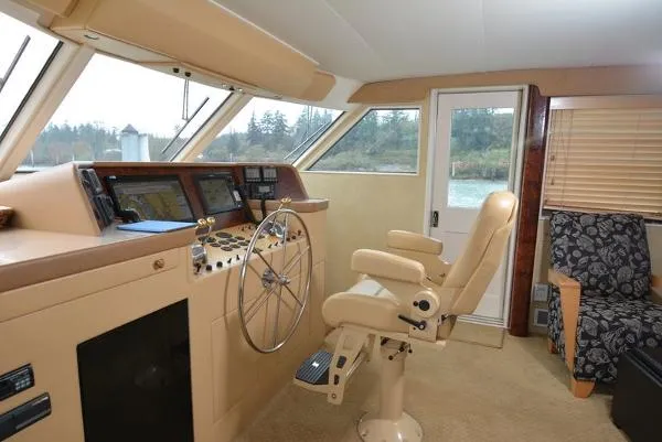 Slide: The Image of Hatteras Yacht Fisherman 1976 - 10