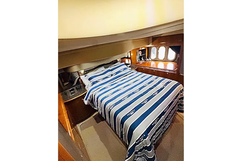 Slide: The Image of 2005 Cruisers Yachts 500 Express interior with open sunroof and marina view. - 16