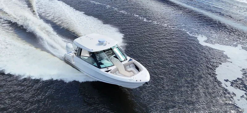 Slide: The Image of Boston Whaler 330 Vantage 2026 - 6