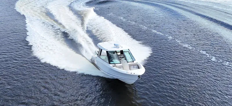 Slide: The Image of Boston Whaler 330 Vantage 2026 - 31