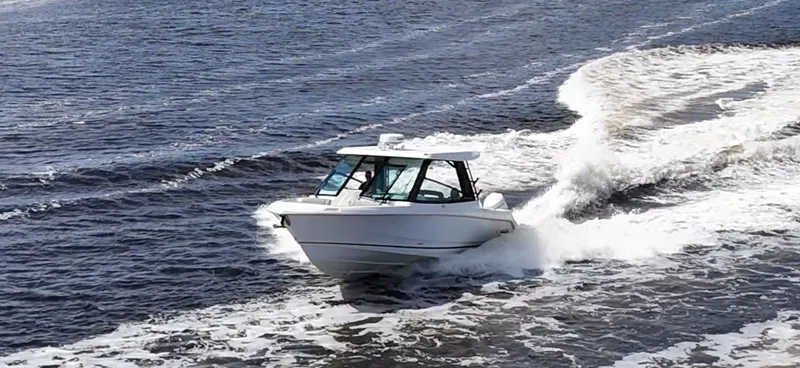 Slide: The Image of Boston Whaler 330 Vantage 2026 - 11