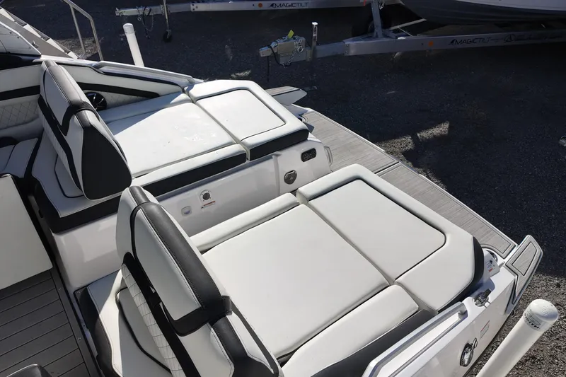 Slide: The Image of 2024 Yamaha Boats 275SE with luxurious white seating and sleek design. - 17
