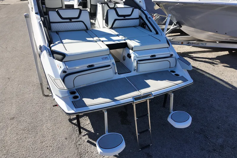 Slide: The Image of 2024 Yamaha Boats 275SE with spacious seating and swim platform. - 18