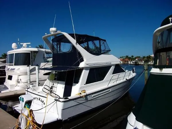 Slide: The Image of Bayliner "3988" Com. Bridge Motoryacht 2000 - 0
