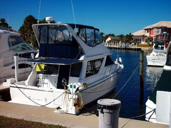 Slide: The Image of Bayliner "3988" Com. Bridge Motoryacht 2000 - 2