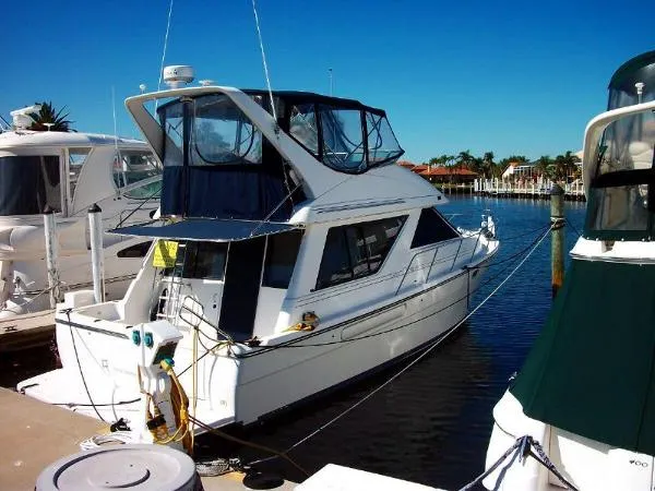 Slide: The Image of Bayliner "3988" Com. Bridge Motoryacht 2000 - 3