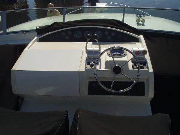 Slide: The Image of Bayliner 5788 Pilot House Motoryacht 2000 - 5