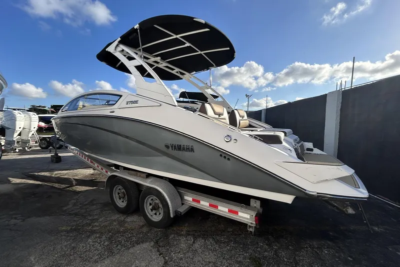 Slide: The Image of 2021 Yamaha Boats 275SE on trailer under blue sky. - 6