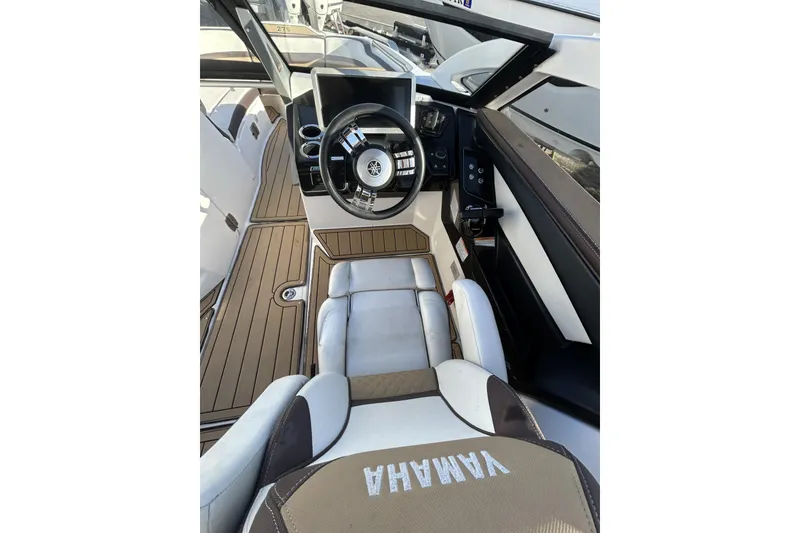 Slide: The Image of 2021 Yamaha Boats 275SE cockpit with modern steering and luxurious seating. - 9